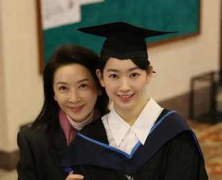《新闻女王》“方太”扮演者龚慈恩女儿硕士毕业，被称为“香港最美星二代”，曾在《水饺皇后》中饰演马丽大女儿