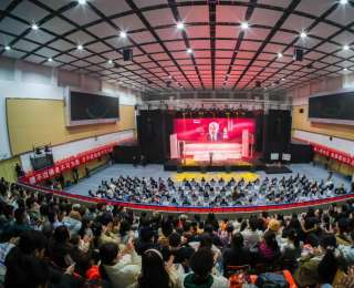 华中科技大学大型原创话剧《人民医学家裘法祖》在武汉首演