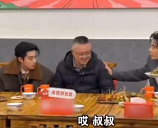 77年出生的黄晓明喊72年出生的王鹤棣爸爸“叔叔”，叫完才发现不对劲！王鹤棣：我叫你大哥，你叫我爸大哥