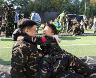 迷彩萌娃冬日挑戰自然，親子攜手闖關錘煉勇氣