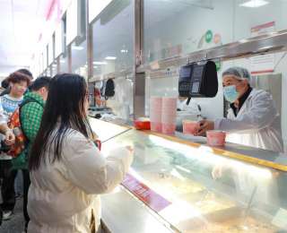 武漢商學院師生同吃“豐收宴”，一口蘿卜嘗出“成長的味道”