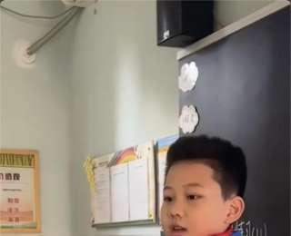 校服被寫侮辱性文字，遭起哄嘲笑，9歲男孩勇敢發聲！