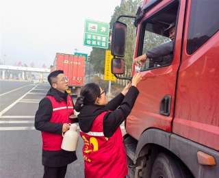 大雾锁路，车辆滞留，湖北高速“AiLu”志愿者解当“雾”之急