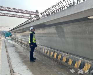 汉南长江大桥接线工程箱梁上了“磨皮特效” 混凝土竟能照出人影