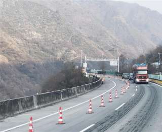 沪渝高速长阳滑坡路段恢复双向通行