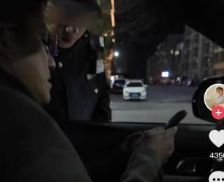 台湾青年寒夜中照护迷路的小女孩，民警核实身份时一句“我是台湾同胞”感动众多网友