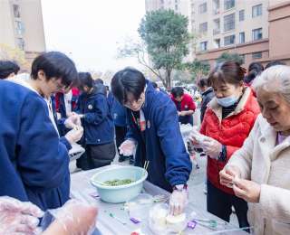 高三师生包饺子，社区老人当“外援”！这堂别开生面的“减压课”暖胃更暖心