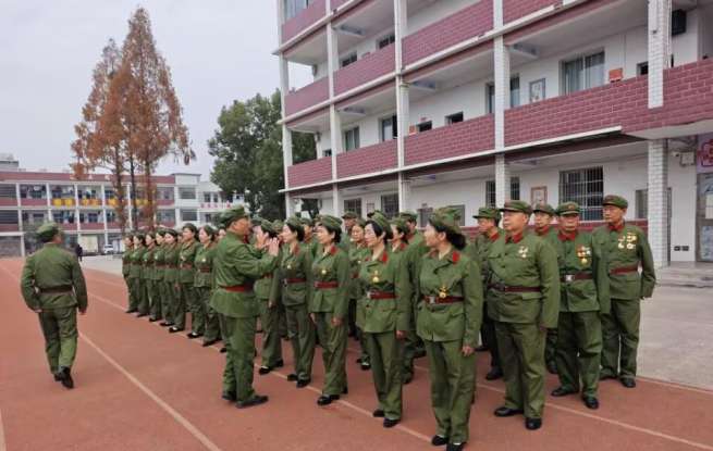 红色基因融校园，体育精神铸品格——通城县关爱退役军人协会开展红色宣讲暨运动会助力活动