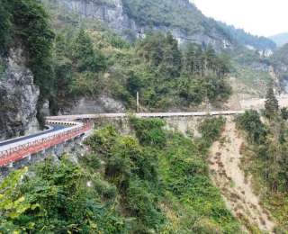 绝壁天路焕新生，张富清挂壁公路升级通车