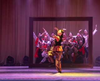 红枫树下舞翩跹，各族风情同台跃动！文华学子舞出一堂鲜活思政大课