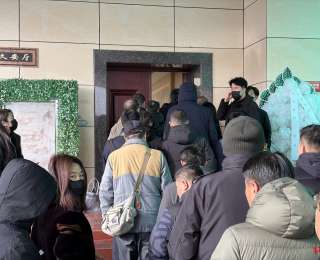 何晴追思会今日举行，六小龄童送花圈 儿子致悼词：母亲离世前看到她喜欢的雪