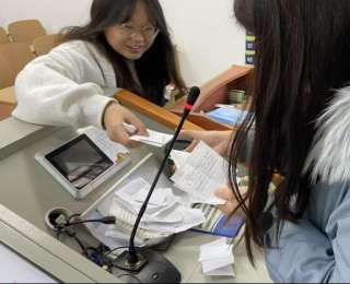 結課那天，她收到62封手寫信！