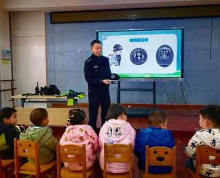 警爸進校園！家園定制安全課，萌娃聽得超入迷