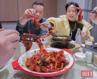 潜江冬虾上市，武汉商家推出“红红火火”小龙虾团年宴，已被预订30多桌