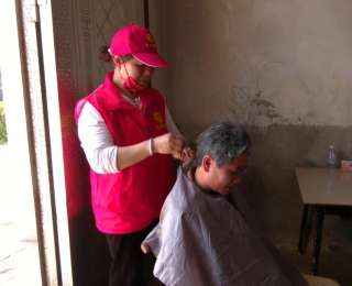 湖北江陵：为特困群体提供志愿服务，让民生实事更有温度