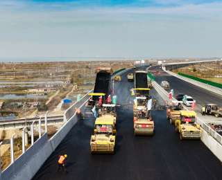 无人铺沥青，湖北这条公路建设被外交部发言人点赞了