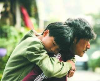 用AI與逝去的父親講和 國內首部AI題材親情電影《比如父子》近日上映