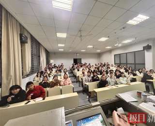 最后一课仪式感拉满！“90后”思政老师手写300张刮刮卡送寄语