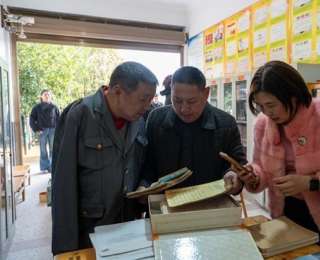 全国“四个100”最美志愿者刘细谷——失去双臂的他，用双脚写“最美志愿者”