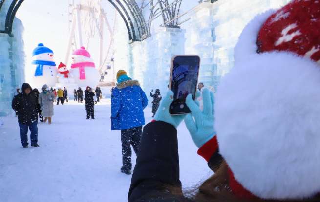哈尔滨冰雪大世界开园首日观察