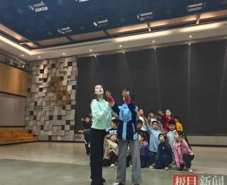 艺术节堪称校园“春晚”，她说想让孩子们体验“好玩的艺术”