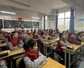 光影忆英雄！钢花小学开展“红领巾的光影记忆”爱国主义观影活动