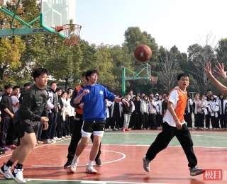 课堂上谆谆教导，球场上真刀真枪，武汉这所中学师生篮球赛“打成一片”