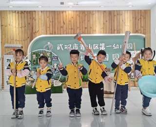 萌娃变身“小管家” ！幼儿园劳动日播撒责任种子