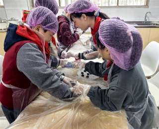冬至品汤圆，巧手酿团圆，这群小学生在学校包汤圆、吃汤圆