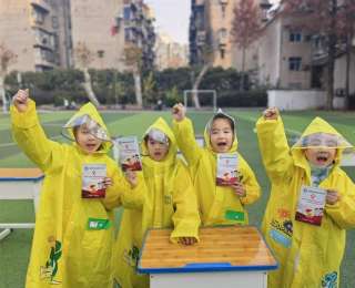 3分钟搞定书包收纳和雨衣穿戴！武汉这所小学“自理大闯关”，萌娃变身劳动小达人