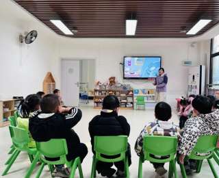 小手腌菜包饺，童心为树添衣，萌娃在劳动中守护冬日自然