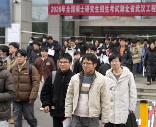 2025年研究生考试拉开帷幕，背的答案成了题目，考研政治试题“反套路”