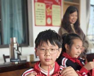 四校师生携手，体验劳动乐趣