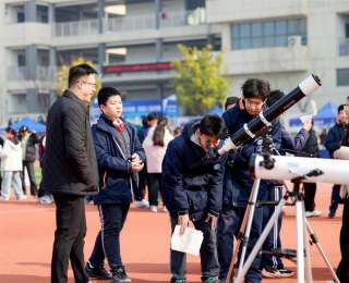 一所3岁半的初中，拥有好大的“科技朋友圈”