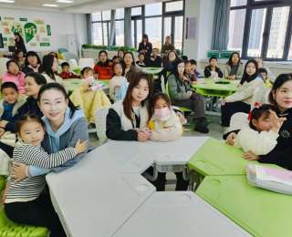 指尖织暖传心意！红钢城小学“小红花心育社”亲子编织活动温情落幕