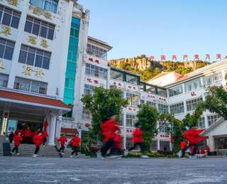 “燃灯”接力——张桂梅和她的学生们