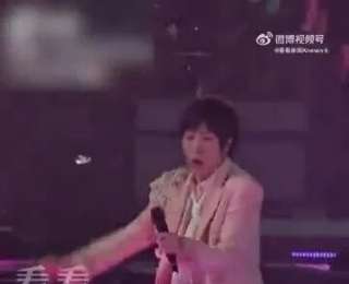 F4演唱會，阿信不慎摔下舞臺