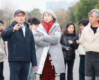 演唱会刚落幕，林子祥、叶蒨文夫妇惊喜现身武汉学院