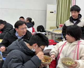 校长陪餐后，初中生们拟出了三周菜单