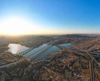 济南：晴好冬至 映照群山