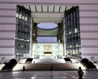 湖北中医药大学图书馆台阶亮起暖心光：师生一声“有点暗”，校园“小事”大办