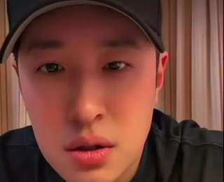 潘玮柏签错名字自封 “胖玮柏”，委屈诉苦：真的好饿，救救我，他们不让我吃啊！当场报菜名笑喷网友