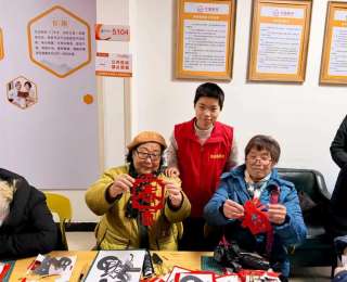 非遗不“高冷”！大学生进社区教剪纸课，藏着马年最暖文化味