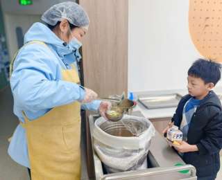 暖胃更暖心！青山一幼红钢城园创新冬季餐食保温举措守护幼儿健康