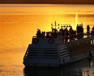 赴2026年第一场日出，东湖游船“凌波追光”元旦浪漫启幕