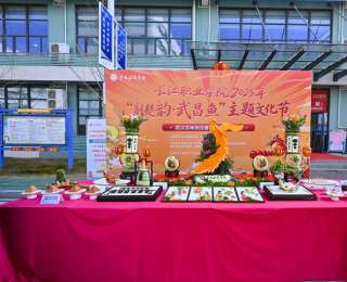 4米巨笼蒸出千年味！高校请师生畅吃武昌鱼，品味非遗盛宴