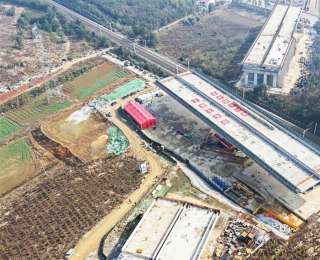 历时70分钟、旋转60度，咸宁南外环跨铁路大桥成功跨越京广线