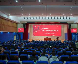 于平凡中炼匠心，做挺身而出的凡人！“人民英雄”张定宇勉励职校学子技能报国