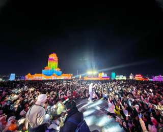 冰雕映烟花！长春冰雪新天地上演冬日盛宴