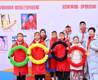 “冠军天团” 空降小学体育节，萌娃嗨翻争当自己的冠军！